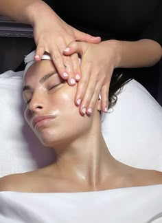 Été 2024 : "Plongez dans l'univers d'un spa esthétique avec nous ! Accordez-vous des moments de self-care avec nos soins de la peau, masques pour le visage, pédicures et manicures. Adoptez une routine qui vous permet de prendre du temps pour vous. Découvrez nos photos inspirantes et nos idées de décoration pour créer une ambiance de spa à la maison. Transformez chaque instant en une expérience de bien-être avec nous.'' Facial Marketing Pictures, Spa Shoot Ideas, Facial Asthetic Picture, Aesthetic Facial Pictures, Facial Esthetician Aesthetic, Pink Facial Aesthetic, Medspa Aesthetic Photography, Esthetician Portrait, Facial Steamer Aesthetic