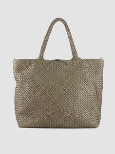 Discover OC CLASS 35 Woven Women Green Leather Tote Bag. Discover 100% made in Italy footwear and accessories on Officine Creative. Green Leather Bag, Officine Creative, Bag Stand, Creative Workshop, Winter Sale, Green Leather, Leather Tote Bag, Gold Tone Metal, Leather Craft