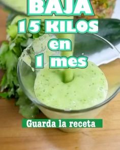 an image of a green smoothie being made in a blender with the words baja 15 kilos en 1 mes