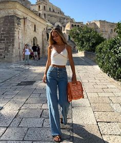 Europe Spring Break Outfits, Barcelona Summer Style, Dinner Outfit Inspo Winter, Barcelona Street Style 2023, Spain Inspired Outfits, Barcelona Spain Summer, Spain Going Out Outfit, Barcelona Outfits Summer What To Wear, Barcelona Spain Aesthetic Outfits