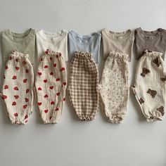 Introduce a hint of sophistication to your little one's wardrobe with our Baby Casual Printed Linen Pants. Crafted from a soft cotton-linen blend, these pants offer both comfort and style. Perfect for any casual outing, they feature an adjustable waistband and a comfortable fit for your baby. Features Material: 95% Cotton, 5% Linen Color: Available in various colors Closure: Elastic waistband for easy wear Care Instructions: Machine wash cold, tumble dry low Size Guide Size Height (in) Weight (k Printed Linen Pants, Flower Colour, Casual Linen Pants, Grayish Green, Color Cartoon, Cartoon Flower, Mode Chanel, Baby Fits, Pajamas Gift