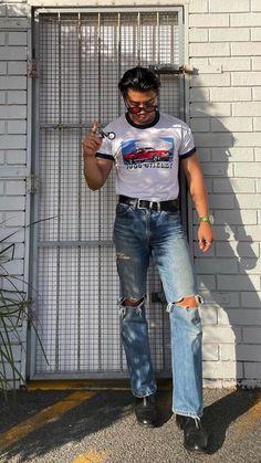 Ringer Tee Outfit, Vintage Inspired Outfit, Outfits Punk, 68 Mustang, 80s Grunge, 70s Inspired Fashion