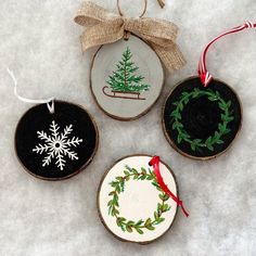 Wood Circle Crafts Tree Slices Christmas Ornament, Wood Slice Crafts Christmas Diy Ideas, Tree Round Ornaments, Wooden Disk Christmas Ornaments, Wooden Slice Ornaments Diy, Wood Slice Ornament Painted Easy, Wood Rounds Ornaments, Diy Painted Wood Slice Ornaments, Wood Slab Ornaments