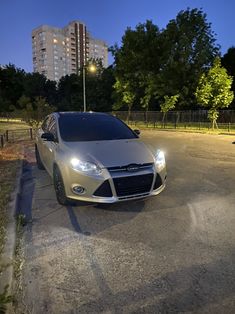 a silver car is parked in the parking lot