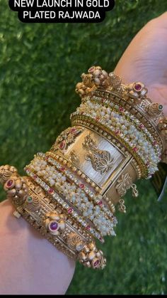 Bangles On Lehenga, Bridal Kangan Set, Bridal Churiya Set, Rose In Hair Hairstyles Indian, Bridal Bengal Set, Rajwada Bridal Look, Bride Bangles Indian Bridal, Bangle Set For Bride, Royal Jewelry Indian