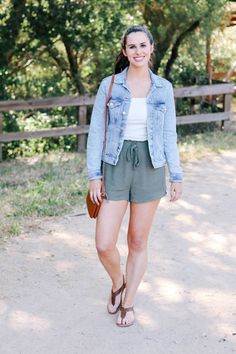 White Tank Outfit, Linen Shorts Outfit Summer, Summer Outfits Linen, Summer Fashion 2020, Lauren Campbell, Effortless Chic Outfits, Outfit Inspiration Women