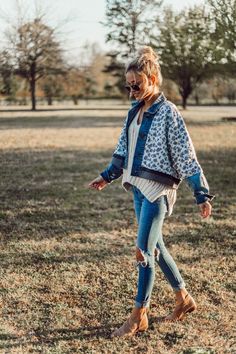 Free People floral denim jacket Floral Denim Jacket, Estilo Boho Chic, Mode Casual, Floral Denim, Fashion Baby, The Grass, Urban Outfits, Fashion Story, Happy Fall