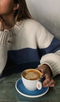 Quoi Porter, Fall Fits, Winter Fits, A Cup Of Coffee, Mode Inspo, Coffee Cafe, 가을 패션, Cozy Fall, Cup Of Coffee