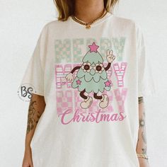 Holiday White Printed Top, White Christmas Cartoon Print Tops, White Christmas Tops With Cartoon Print, White Tops With Cartoon Print For Christmas, White Cartoon Print Tops For Christmas, Fun Christmas T-shirt With Graphic Print, White Custom Print Christmas Tops, White Christmas Tops With Custom Print, Retro Christmas Shirts