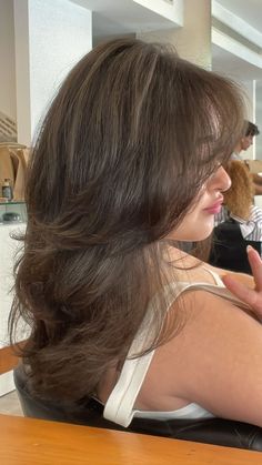 Cute Layered Medium Hair, Layered Hair For Brunettes, Cute Medium Haircuts For Thick Hair, Short Layer Medium Length Hair, Breast Length Hair With Layers, Layers With Curly Hair, Haircut Frizzy Hair, Rounded Long Layers, Haircuts For Wavy Hair Medium