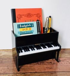 Piano Gift Ideas, Piano Teacher Gift Ideas, Musical Gift Ideas, Gift Shop Interior, Music Themed Gifts, Music Gifts Diy, Music Art Drawing, Gifts For Musicians, Painted Pianos