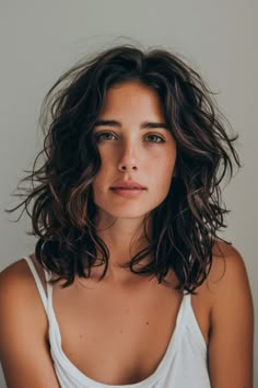 Wavy Layered Haircuts Short, Long Layered Hair Shoulder Length, Mid Length Hair Curly Natural, Wavy Mid Length Hair Styles, Mid Bob Curly Hair, Lobs For Wavy Hair, Female Shoulder Length Haircut, Curly Waves Short Hair, Medium Length Hair For Wavy Hair