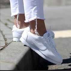 Cortez Shoes, Nike Classic Cortez, Estilo Fitness, Gym Shoes, Trendy Sneakers, Shoe Obsession, White Sneakers, Suho