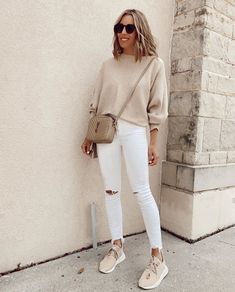 Chic Outfit With Sneakers, Outfit Dia, Outfit Trabajo, Paris 2023, White Jeans Outfit, Outfits Spring, Neutral Fashion