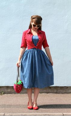 50s Rockabilly Fashion, Vintage 1950s Dresses Parties, Denim Sundress, Strawberry Bag, 50s Outfits, Cowgirl Style Outfits, 1950s Dresses, Fur Coat Vintage, Look Retro