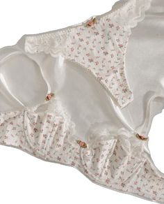 Feminine White Nightwear Sets, White Sleepwear With Built-in Bra For Spring, White Feminine Bedtime Sets, White Lace Trim Sets For Daywear, Feminine Fitted White Sets, White Feminine Fitted Sets, Fitted White Floral Print Sleepwear, White Sets With Lace Trim For Pajama Party, White Fitted Set For Pajama Party