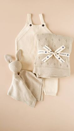 Featuring our playful Harper Bear, this cuddly lovey and blanket set is the perfect newborn gift. Crafted in super soft organic cotton it is ideal for comforting, cuddling and snuggling. Available in other colors. Designed in Salt Lake City Blankets: 100% GOTS Organic Cotton Pique Blanket measures 80cm x 100cm Animal Lovey measures 35cm x 35m Lovey Filling: 100% Recycled Polyester Care Instructions: Machine wash cool. Do not bleach. Tumble dry. Cool iron if required. Bunny Lovey, Lovey Blanket, Baby List, Organic Cotton Baby, Cream Blush, Blanket Set, Cotton Blankets, Newborn Gifts, Cotton Baby