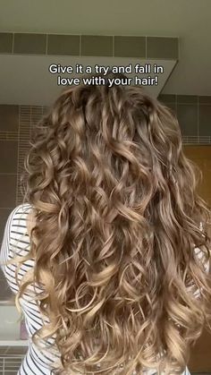 2nd Day Curly Hair Refresh, Curly Wash Day, Curly Bridal Hair, Wash Day Routine, Hug Quotes, Day Routine, Curly Hair Tutorial, Wash Day, Curly Girl Method