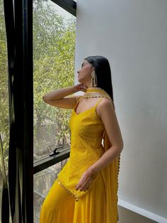 Indian Wedding Outfits Haldi, Yellow Indian Outfit For Haldi Simple, Haldi Outfits Aesthetic, Diwali Inspo Outfit, Haldi Pics Ideas, Sharara Pics, Mehendi Guest Outfit, Yellow Gharara For Haldi, Backless Sharara