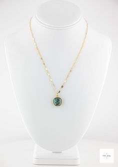 Único y hermoso, llama la atención cuando salgas con este exquisito collar. Este hermoso collar presenta una fascinante piedra central de crisocola de color verde azulado engastada en un bisel vermeil que está delicadamente ensartado a lo largo de una encantadora cadena de eslabones ovalados bañada en oro. Disfrute del brillo cautivador y el lujo elegante que ofrece este collar.
Este hermoso, reluciente y facetado verde azulado El bisel crisocola vermeil tiene tonos de verde azulado, azul oscuro, morado, negro y marrón chocolate. 
Cadena de eslabones ovalados largos y cortos bañados en oro brillante. 
18 pulgadas de largo. Elegant Green Turquoise Necklace In Chrysocolla, Elegant Green Chrysocolla Turquoise Necklace, Elegant Green Turquoise Chrysocolla Necklace, Elegant Turquoise Chrysocolla Necklace, Green Gemstone Necklace, Delicate Gold Chain, Gold Filled Necklace, Artisan Rings, Necklace Elegant