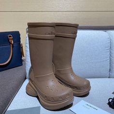 Matériau : caoutchouc
 Types de talons : Talon plateforme
 Matériau de la semelle intérieure : EVA
 Matériau de la doublure : Lycra Casual Knee-high Rain Boots, Casual Waterproof Platform Boots For Outdoor, Casual Knee-high Rain Boots For Outdoor, Casual High-top Waterproof Platform Boots, Casual Rain Boots With Round Toe For Streetwear, Rubber Boot, Heels Platform, Rainy Weather, Long Boots