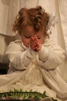 Children Praying, Kind Photo, Greetings Quotes, Morning Greetings, Amazing Grace, Jesus Loves, Little People, Baby Pictures, Baby Love