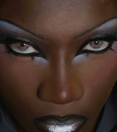 Avant Garde Makeup Black Women, Black And Silver Eyeliner, Dark Sultry Makeup, Glowing Eyes In The Dark, Dark Glam Makeup, Balenciaga Makeup, Soft Gothic Makeup, Punk Makeup Looks, Photographic Makeup