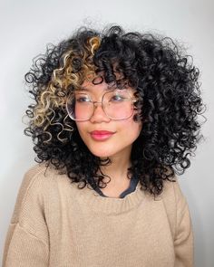 Black Curly Bob with Blonde Color Block on Bangs Color Block Hair, Haircuts 2024, Curly Color, Dark Curly Hair, Girl Hacks, Beauty Journal, Dyed Curly Hair, Highlights Curly Hair