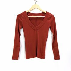 Please Check The Measurements Below To Make Sure It's A Perfect Fit For You Free People Womens Lily Rib-Knit Long Sleeve Top - New With Defects, There's A Small Tag Hole On The Top Of The Right Shoulder/Collar Area(See Pictures). Other Than That, It's In Excellent Condition/New Without Tags. - Size Xs - Color: Burnt Orange(Model Is Wearing A Different Color But The Same Style) - 93% Cotton, 7% Elastane - V-Neck - Long Sleeves - Banded Neck And Cuffs With Raw-Edge Trim - Exposed Seams Throughout Ribbed Cotton Knit Top For Fall, Winter Stretch Cotton Knit Top, Basic Stretch Sweater For Fall, Basic Knit Top For Fall, Stretch Cotton Knit Top For Fall, Fitted Soft Knit Casual Tops, Casual Fitted Soft Knit Top, Cotton V-neck Winter Tops, Fitted Soft Knit Cotton Tops