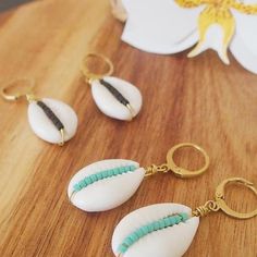 Brinco Confeccionado Com Argola Banhada A Ouro E Detalhes Em Búzios E Miçangas Pode Ser Confeccionado Em Outras Cores. Diy Piercing, Cowrie Shell Jewelry, Leather Anklets, Last Words, Black Turquoise, Tropical Summer, Famous Last Words, Cowrie Shell