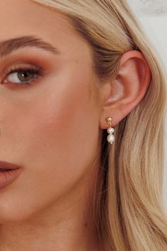 Julia Pearl Drop Earrings Gold by Selfie Leslie Simple Bridal Earrings, Gold Bridesmaid Earrings, Wedding Earrings Bride, Pearl Drop Earrings Wedding, Bridesmaid Hair Inspo, Pearl Gold Earrings, Pearl Wedding Earrings, Pearl Look, Pearl Drop Earrings Bridal