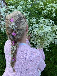 Midsommar Hair, Midsommar Outfit, Scandinavian Summer, Behind Blue Eyes, Flowers In Her Hair, Foto Tips, Spring Aesthetic, Spring Vibes, Makati