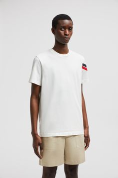 Geared for city living, this t-shirt is characterized by a sporty interpretation of the tricolor on the sleeve. The crew neck has short sleeves and is perfect for casual, layered looks. Penguin T Shirt, Latest T Shirt, City Living, Layered Look, T-shirt Polos, Casual Wardrobe, Tri Color, Down Jacket, Cotton T Shirt