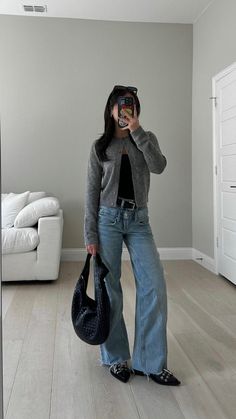 Casual outfits inspo for women. Aesthetic fall outfits inspo. Black top, grey cardigan, wide leg denim jeans outfit inspiration. College outfits ideas for girls. School outfits ideas. Fall fits for girls. Chic back to school outfits ideas. Jeans And Cardigan Outfit Work, Chic Daily Outfit, Hope Cee Outfits Winter, Seoul Outfits, Chic Dinner Outfit, Outfits With Grey Cardigan, Cardigan Outfit Aesthetic, Casual Dinner Outfits, University Outfits