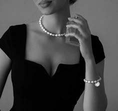 Pearl Necklace Dress Outfit, Pearl Jewelry With Black Dress, Black Dress With Pearl Jewelry, Classy Jewelry Pearl, Pearls Black Dress, Black Dress Pearl Accessories, Pearls Jewelry Aesthetic, Pearl Necklace With Black Dress, Black Dress And Pearl Necklace