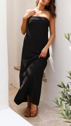 Feel effortlessly chic in this pocketed maxi dress with a relaxed fit. Featuring a strapless design, a bustline fold, and an invisible back zipper for a sleek silhouette. Maxi Slip Dress With Side Slits For Date Night, Chic Solid Color Slip Dress For The Beach, Chic Slip Dress For The Beach, Casual Maxi Dress With Straight Neckline For Vacation, Chic Long Dress In Solid Color, Elegant Solid Color Maxi Dress For Day Out, Casual Solid Color Maxi Dress For Evening, Casual Maxi Dress With Straight Neckline, Strapless Solid Color Maxi Dress For Beach