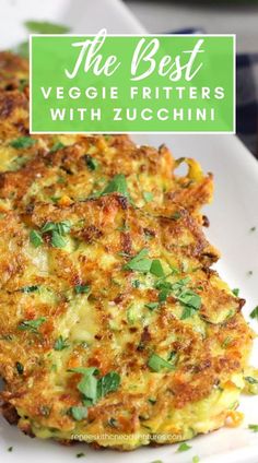 The Best Veggie Fritters with Zucchini on a plate ready to serve. Zucchini Carrot Fritters, Slow Cooker Dip Recipes, Carrot Fritters, Meal Vegetarian, Vegetarian Appetizers Easy, Summer Vegetarian Recipes, Veggie Fritters, Zucchini Carrot, Vegetarian Recipes Dinner Healthy