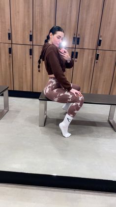 Fit Outfits Women Gym, Socks Over Leggings Outfit Gym, How To Pose For Gym Selfies, Legging Gym Outfit, Gender Reveal Guest Outfit, Outfit Gym Mujer, Baddie Gym Outfit, Socks Over Leggings Outfit, Socks Over Leggings