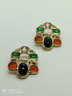 Vintage 80s clip-on earrings, abstract shape, black cabochons and multi-colored rhinestones, Gripoix style, festive costume woman Vintage:80s Gripoix Style (Strasses) Abstract shape materials: gold metal, glass, resin Dimensions:4.5x3.5 cm very original 80s golden clips with black cabochons and multi-colored gripois style rhinestones Not signed In good vintage condition Festive! Gift wrapping is free Multicolor Vintage Earrings For Evening, Retro Enamel Jewelry For Party, Retro Metal Earrings For Party, Vintage Multicolor Earrings For Evening, Metal Clip-on Earrings For Party Costume Jewelry, Retro Enamel Party Jewelry, Multicolor Enamel Earrings For Party, Retro Metal Party Earrings, Party Costume Jewelry Clip-on Earrings