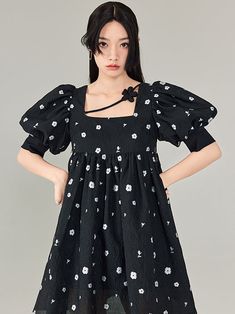 Material: Polyester100%   Size: SML   Model: 168cm/48kg 　  Length Bust Sleeve Shoulder S 82cm 84cm 30cm 32cm M 86cm 88cm 31cm 33cm L 90cm 92cm 32cm 34cm French Princess, Princess Inspired, Square Neck Dress, Famous Girls, Princess Dress, Shoulder Sleeve, Square Neck, Off Shoulder Dress, Dresses For Sale