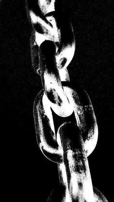 a black and white photo of a chain