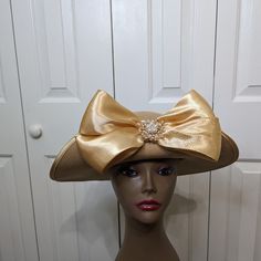 Stunning Upturned Felt Hat With A Large Satin Band And Bow. Large Center Brooch Accent For A Unique Style. Soft Gold Tone One Size Fits All 2 In Stock Thanks For Shopping My Closet Adjustable Costume Hats And Headpieces For Church, Formal Wide Brim Hat With Ribbon, Elegant Gold Hat Bands For Summer, Adjustable Gold Brimmed Boater Hat, Gold Flat Brim Hat Bands For Kentucky Derby, Adjustable Gold Straw Hat For Kentucky Derby, Gold Wide-brim Straw Hat For Kentucky Derby, Formal Hat With Ribbon And Curved Brim, Gold Wide Brim Straw Hat For Kentucky Derby