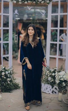 Velvet Abaya Designs, Midnight Blue Velvet Dress, Elegant Maternity Dresses, Cute Maternity Dresses, Pakistani Party Wear Dresses