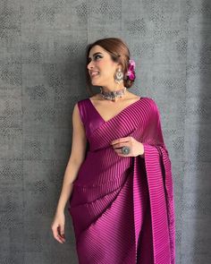 Bollywood Designer Sarees, Pleated Saree, Bridesmaid Saree, Modern Saree, Bollywood Outfits, Silk Saree Blouse, Satin Saree, Elegant Saree, Stylish Sarees