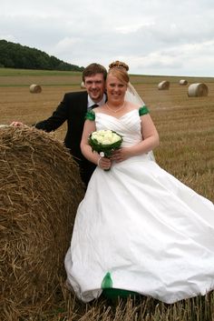 Wear a selfmade colored crinoline skirt under your Wedding dress! Be unique and colorful! Flower Girl, Flower Girl Dresses, Girls Dresses, Spa