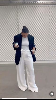 Blazer Outfits School, Casual Cinema Outfit, Wide Leg Pants And Cardigan Outfit, Street Style Office Wear, Elegant Streetwear Women, Office Curvy Outfit, Casual But Elegant Outfits, Modern Office Outfit, Modest Blazer Outfits