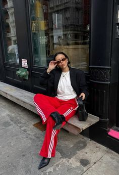 Adidas Pants Street Style, Red Jogging Pants Outfit, Red Pants Outfit Street Style, Red Adidas Pants Outfit, Red Adidas Pants, Styling Joggers