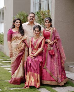 Bride Sister Dress, Wedding Matching Outfits, Brides Sister, Sisters Photoshoot Poses, Family Photoshoot Poses, Bride Photos Poses, Bridal Sarees South Indian, Marriage Dress, Brides Mom