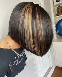 Bob With Blonde Highlights Black Women, Bob Hairstyles For Black Women With Color Highlights, Black Bob With Blonde Underneath, Peekaboo Bob Black Women, Peekaboo Hair Color Black Women Bob, Razor Bob, Black Bob Wig With Highlights, Natural Hair Highlights