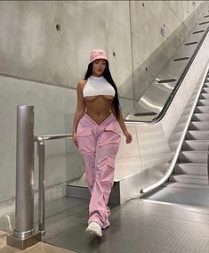 Nicki Minaj Concert, Nicki Minaj Outfits, Pink Cargo Pants, Flare Bottoms, Beautiful Photoshoot Ideas, Chic Dress Classy, Bratz Inspired Outfits, Clubbing Outfits, Lower Belly